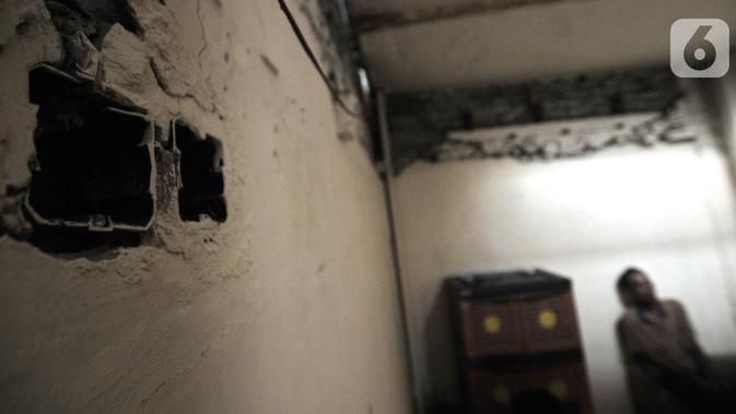 Bekas stop kontak atau colokan listrik masih terpasang di rumah Kudus. (merdeka.com/Iqbal Nugroho)
