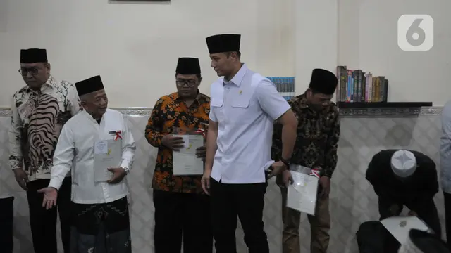 Menteri AHY Bagikan Sertifikat Tanah Wakaf