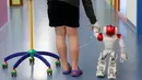 Robot humanoid bernama Zora membantu seorang pasien di rumah sakit AZ Damiaan di Ostend, Belgia (16/6). Robot dirancang atau dibuat untuk mengurus pasien yang datang ke rumah sakit ini. (REUTERS / Francois Lenoir)
