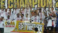 Arema memecundangi Persija 4-3 di Stadion Utama Gelora Bung Karno, Senayan, untuk memastikan gelar juara Piala Indonesia 2005. (Bola.com/Dok. PSSI)