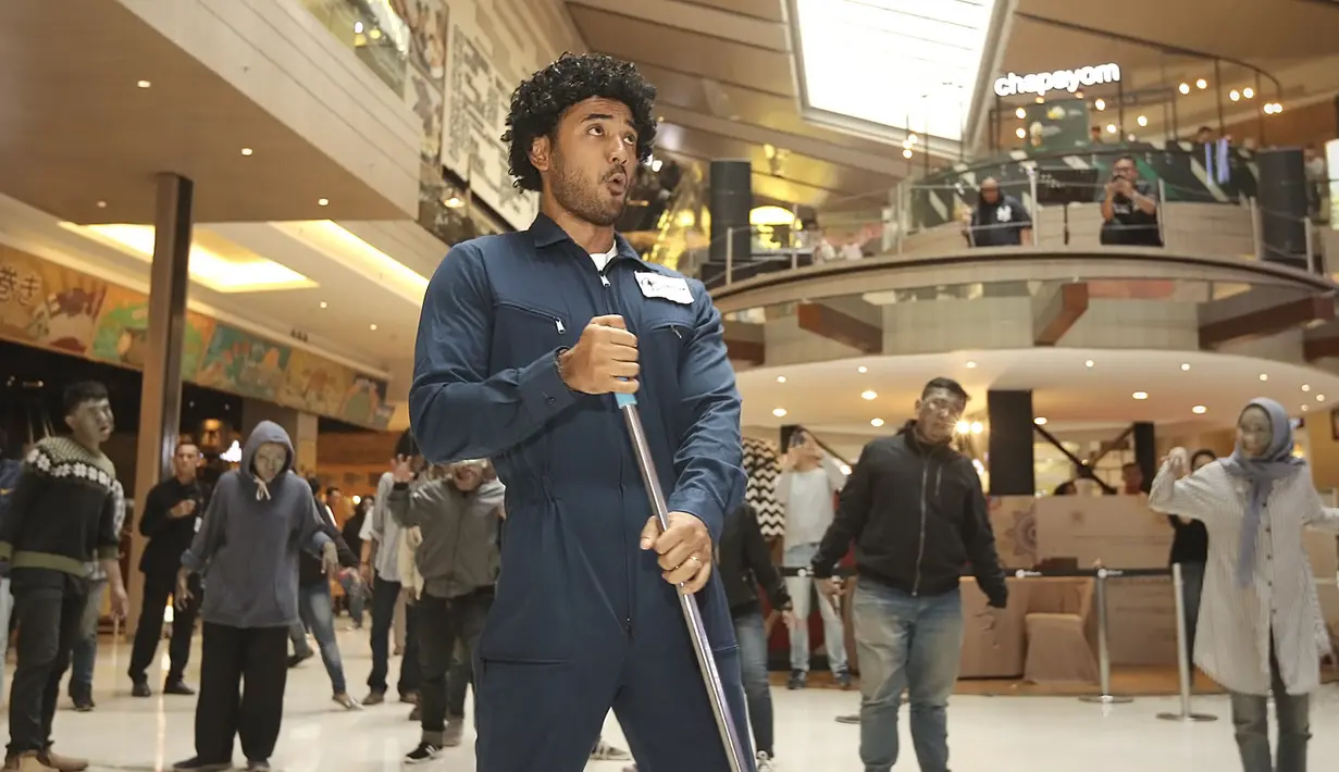 Kehebohan terjadi di salah satu pusat perbelanjaan di Jakarta. Segerombol Zombie hadir dan menyerang seorang cleaning service yang sedang bertugas. Bukan sungguhan, namun hanya akting para pemain film 5 Cowok Jagoan. (Bambang E.Ros/Bintang.com)