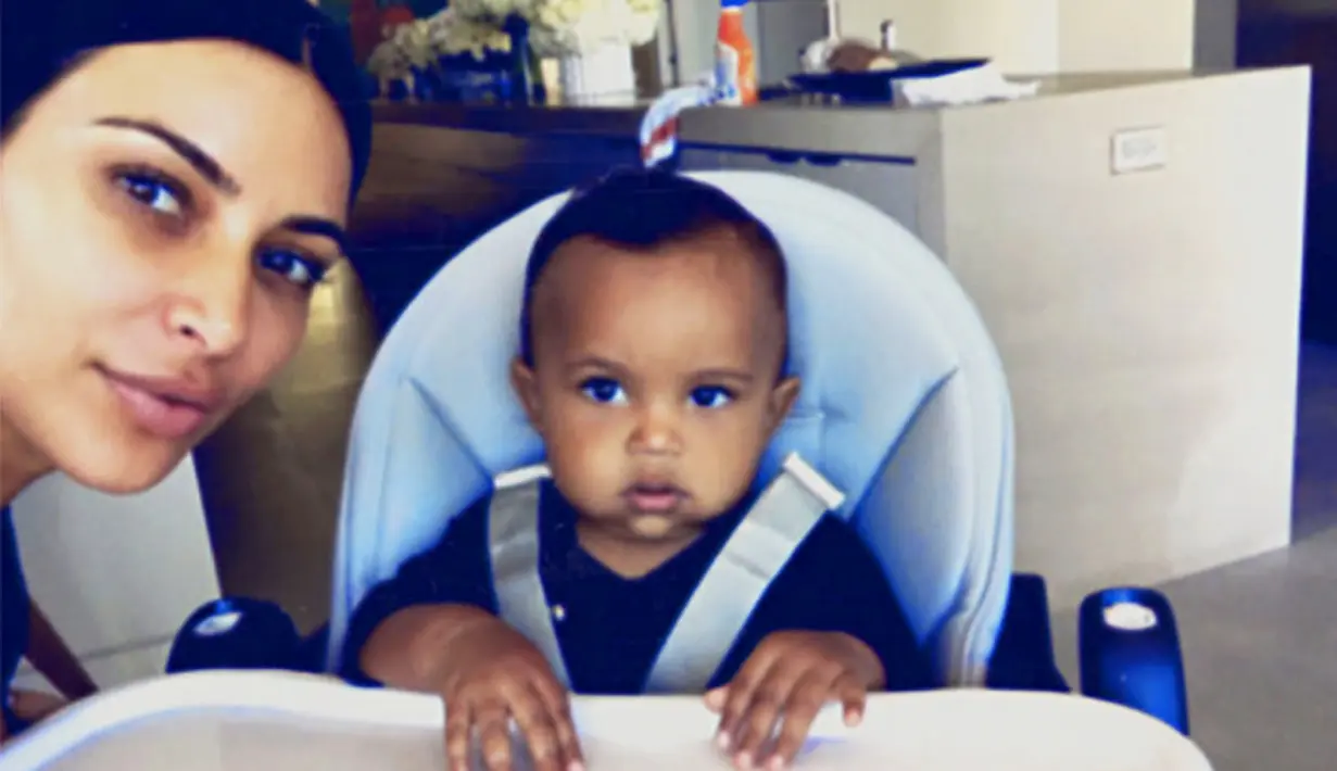 Kim Kardashian mengunggah fotonya bersama dengan Saint. (instagram/kimkardashian)