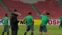 Pria Panjat Papan Reklame hingga Jelang Final Piala AFF 2016