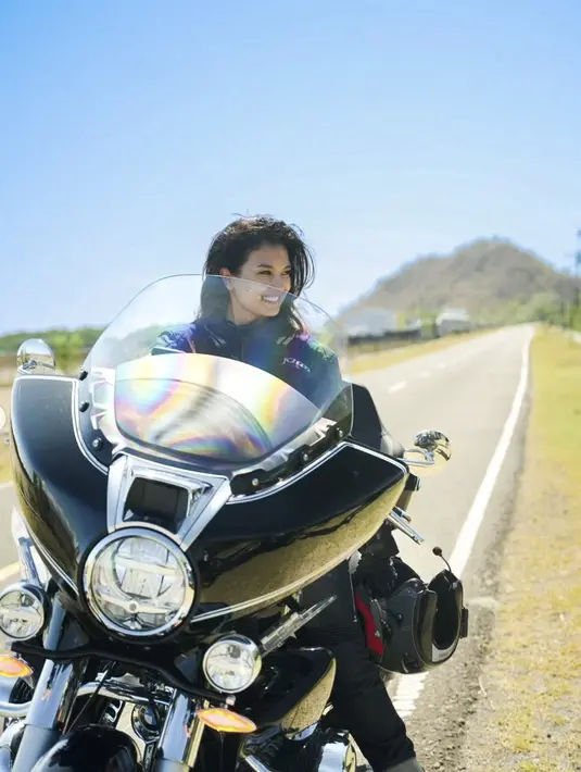 <p>Mengenakan baju serba hitam, ia tampak tangguh berpose di atas motor yang ditungganginya. [Foto: instagram/ Duma Riris]</p>