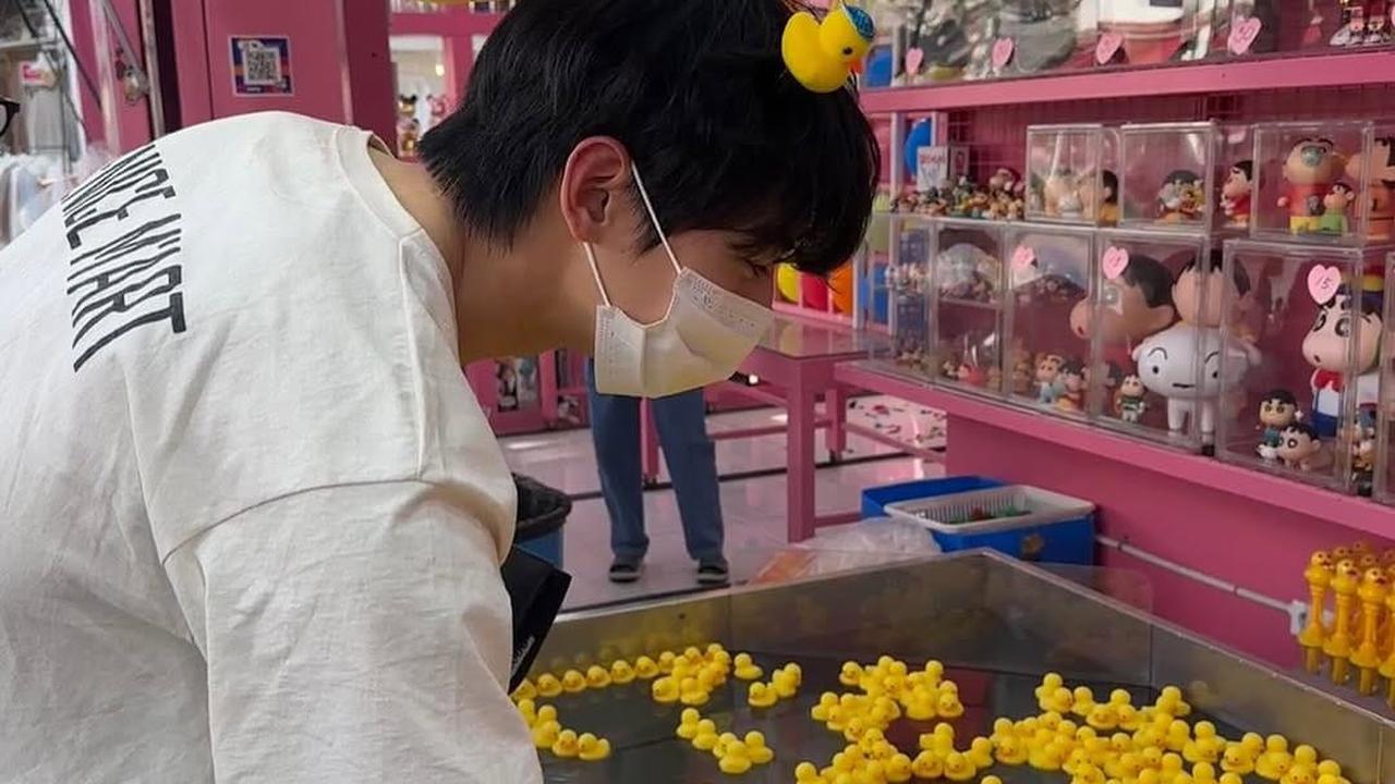 Potret Terbaru Cha Eun Woo di Area Bermain, Sumringah Sambut Musim Semi