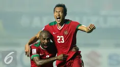 Bek Timnas Indonesia, Hansamu Yama Pranata (kanan) bersama Boaz Salossa merayakan gol ke gawang Thailand di final pertama Piala AFF 2016 di Stadion Pakansari, Bogor, Rabu (14/12). Indonesia unggul 2-1 atas Thailand. (Liputan6.com/Helmi Fithriansyah)