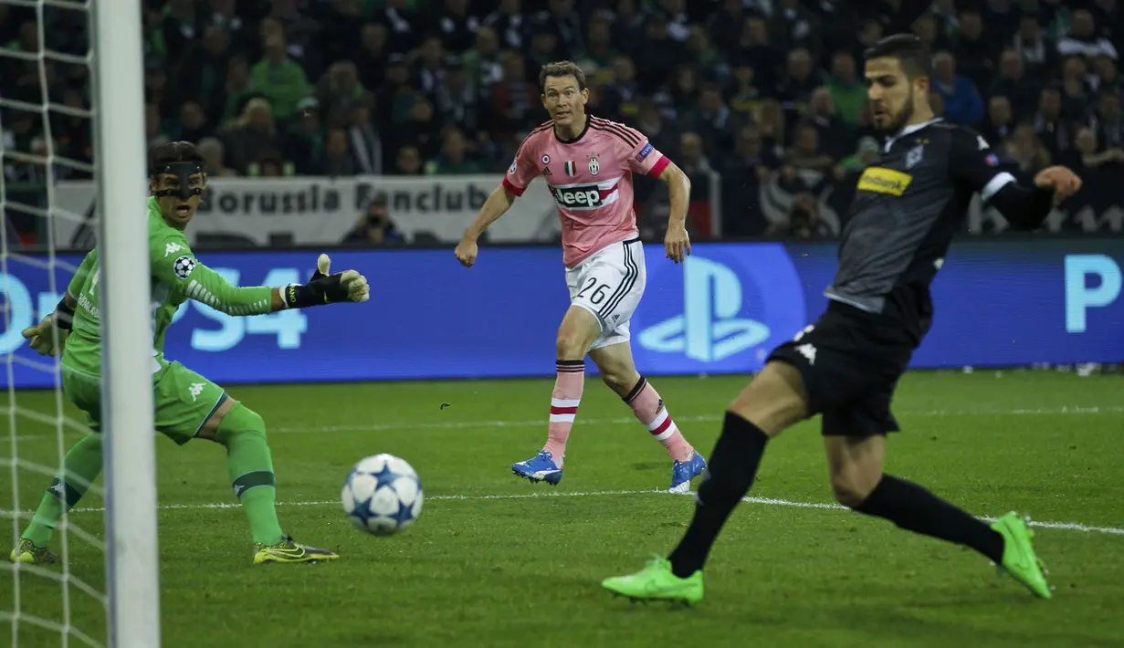Pemain Juventus, Stephan Lichtsteiner berusaha mencetak gol ke gawang Gladbach pada laga Liga Champions di Stadion Borussia Park, Jerman, Selasa (3/11/2015). (Reuters/Ina Fassbender)