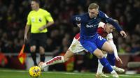 Pemain West Ham United, Jarrod Bowen (depan) berebut bola dengan pemain Arsenal, Martin Odegaard pada laga lanjutan Liga Inggris 2023/2024 di Emirates Stadium, London, Inggris, Jumat (29/12/2023) dini hari WIB. (AP Photo/Alastair Grant)