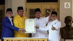 Ketua Umum Golkar Airlangga Hartarto (kedua kiri), Ketua Umum PAN Zulkifli Hasan (kiri), dan Ketua Umum PKB Muahimin Iskandar (kanan) mengangkat dokumen saat deklarasi dukungan kepada Ketua Umum Gerindra Prabowo Subianto (kedua kanan) untuk maju sebagai calon presiden di Museum Proklamasi, Jakarta, Minggu (13/8/2023). Golkar dan PAN memutuskan memberikan dukungan kepada Prabowo Subianto untuk maju sebagai calon presiden periode 2024-2029. (Liputan6.com/Faizal Fanani)