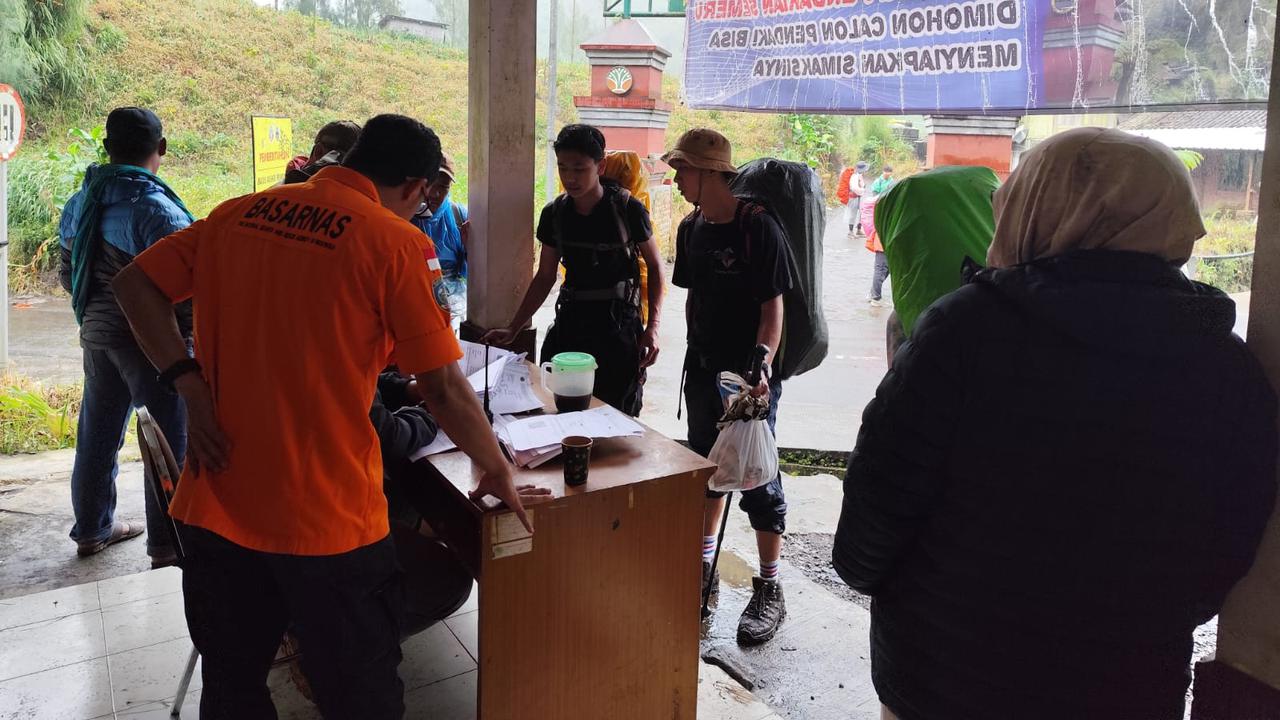 187 Pendaki yang Sempat Terjebak Erupsi Semeru Akhirnya Turun dengan Selamat