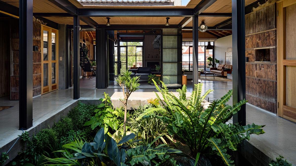 8 Contoh Rumah 1 Lantai Konsep Taman Terbuka di Tengah Ruangan, Bikin Suasana Lebih Segar