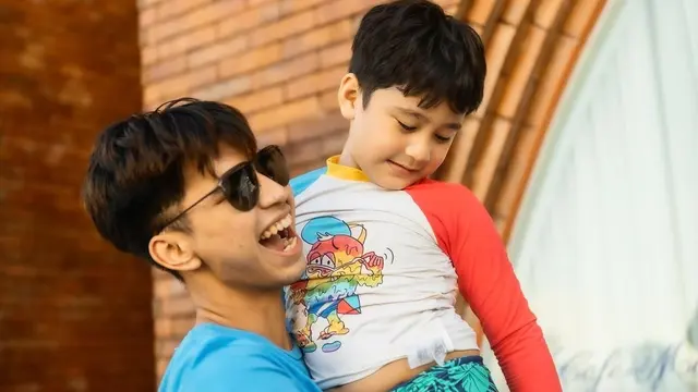 6 Potret Kebersamaan Dimas Ahmad dan Rafathar, Bak Ayah dan Anak