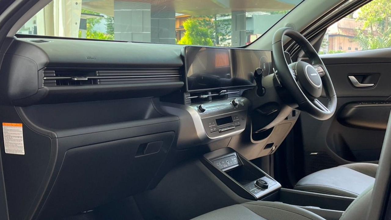 Spesifikasi keseluruhan Hyundai Kona Electric terbaru yang ditampilkan telah disesuaikan untuk pasar Indonesia dengan menggunakan baterai rakitan lokal