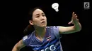 Pebulu tangkis Thailand, Nitchaon Jindapol melakukan pukulan pertama ke arah pemain Jepang Sayaka Sato di Semifinal Indonesia Open 2017 di Jakarta, Sabtu (17/6). Jindapol kalah 21-13, 18-21, 14-21. (Liputan6.com/Helmi Fithriansyah)