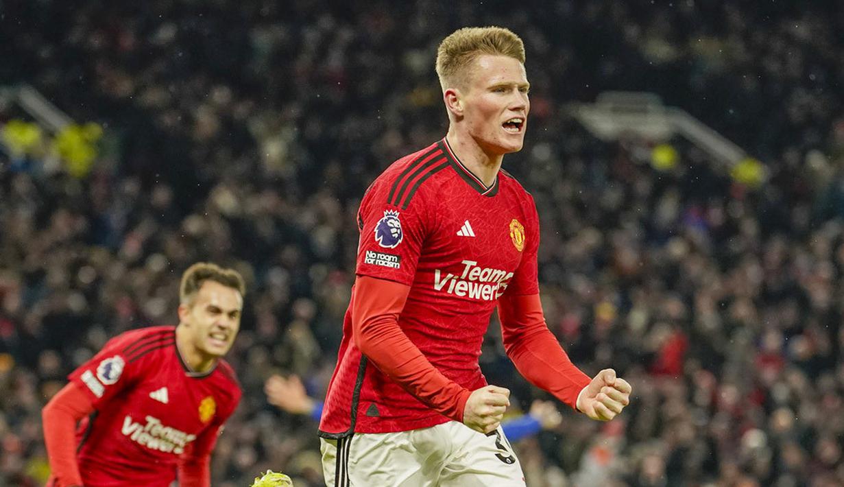 Scott McTominay menjadi bintang pada laga melawan Chelsea. Gelandang asal Skotlandia ini tercatat melepas tujuh tembakan, lima di antaranya tepat sasaran, dan dua menjadi gol kemenangan timnya. (AP Photo/Dave Thompson)