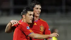 Ekspresi kegembiraan David Villa (kiri) dan Fernando Torres ketika Spanyol melumat Liechtenstein 4-0 pada partai kualifikasi Euro 2012 di Vaduz, 3 September 2010. AFP PHOTO/FABRICE COFFRINI