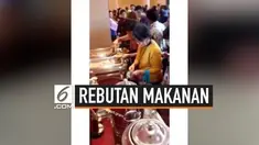 Kembali terjadi percekcokan antara emak-emak di sebuah acara di Hotel. Hal ini disebabkan, salah seorang Ibu ditegor karena mengambil makanan memakai tangan dan terlihat juga membungkus makanan tersebut di dalam plastik.