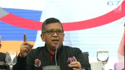 Sekjen PDI-P, Hasto Kristiyanto memberi keterangan terkait perolehan suara pada Pemilu 2019 di Jakarta, Jumat (19/4). BSPN PDI-P merilis data livecount perolehan suara Pileg serta Pilpres 2019 berdasar data C1 yang terverifikasi. (Liputan6.com/Helmi Fithriansyah)