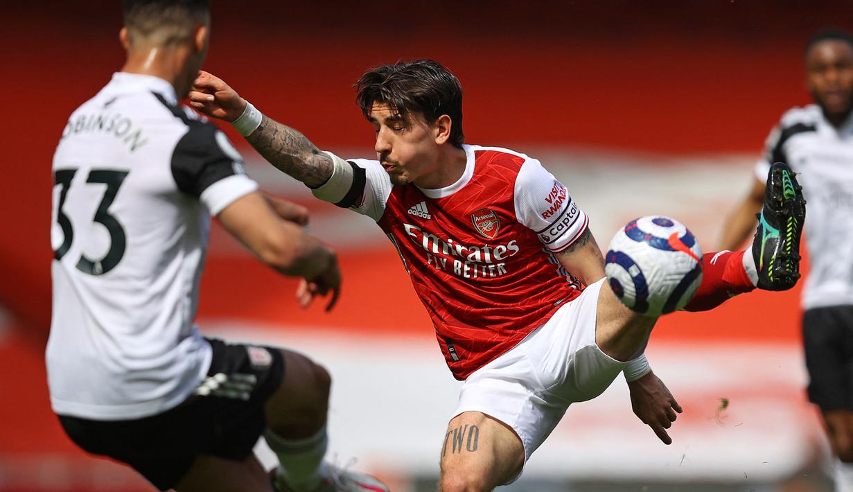 Bek Arsenal, Hector Bellerin berebut bola dengan bek Fulham, Antonee Robinson pada laga Liga Inggris 2020/2021 di Emirates Stadium, London (18/4/2021). Hector Bellerin yang sejak awal musim 2023/2024 hijrah ke Real Betis usai meninggalkan Sporting Lisbon tercatat pernah membela Arsenal selama 7 musim. Ia dipromosikan ke tim utama dari tim Arsenal U-21 pada awal musim 2014/2015. (AFP/Pool/Julian Finney)
