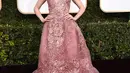 Aktris Lily Collins berpose untuk fotografer di karpet merah Golden Globe Awards di California, Minggu (8/1). Lily Collins datang sebagai nomine atas Rules Don't Apply untuk menjadi Aktris Musikal/ Komedia Terbaik. (Jordan Strauss/Invision/AP)