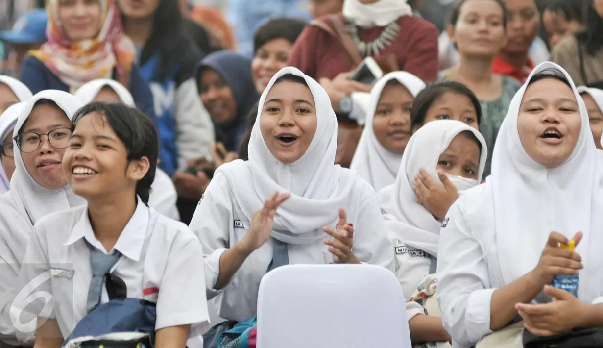 Sejumlah pelajar saat mengikuti acara Pesta Pendidikan di RPTRA Kalijodo, Jakarta, Selasa (2/5). Kegiatan ini untuk menunjukkan kontribusi komunitas dalam mewujudkan pendidikan Indonesia yang lebih baik. (Liputan6.com/Yoppy Renato)
