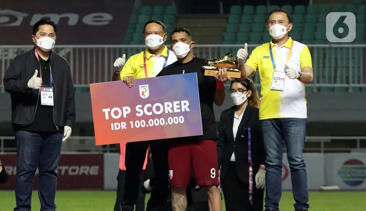 Pemain depan Persis Solo, Alberto Goncalves menerima penghargaan sebagai pencetak gol terbanyak Liga 2 Indonesia 2021 di Stadion Pakansari, Bogor, Kamis (30/12/2021). (Liputan6.com/Helmi Fithriansyah)