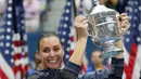 Flavia Penneta berpose dengan trofi juara Grand Slam AS Terbuka 2015. Minggu (13/9/2015) dini hari WIB. (Reuters/Mike Segar)
