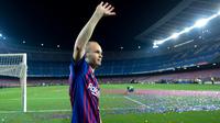 Andres Iniesta melambaikan tangan ke arah suporter pada laga terakhirnya bersama Bracelona di pertandingan pekan ke-38 La Liga melawan Real Sociedad, Minggu (20/5). Iniesta resmi meninggalkan Barcelona setelah 22 tahun berkarier di sana. (AFP/LLUIS GENE)