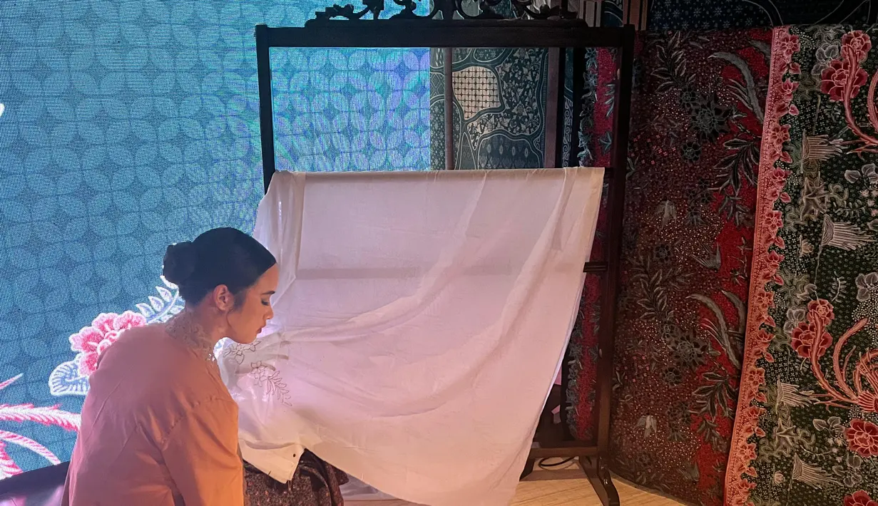 Penting untuk kita ketahui, batik pekalongan kaya sekali akan akulturasi budaya. Dalam sejarahnya banyak pedagang-pedagang dari India, Cina, dan berbagai negara lain yang membawa pengaruh pada motif batik dan juga warna batik Pekalongan. Hal itu yang membuat Amanda tergerak untuk mengangkat kembali Batik Pekalongan dengan nuansa warna dan penggabungan motif ciri khasnya. [ Foto : Fimela.com ]