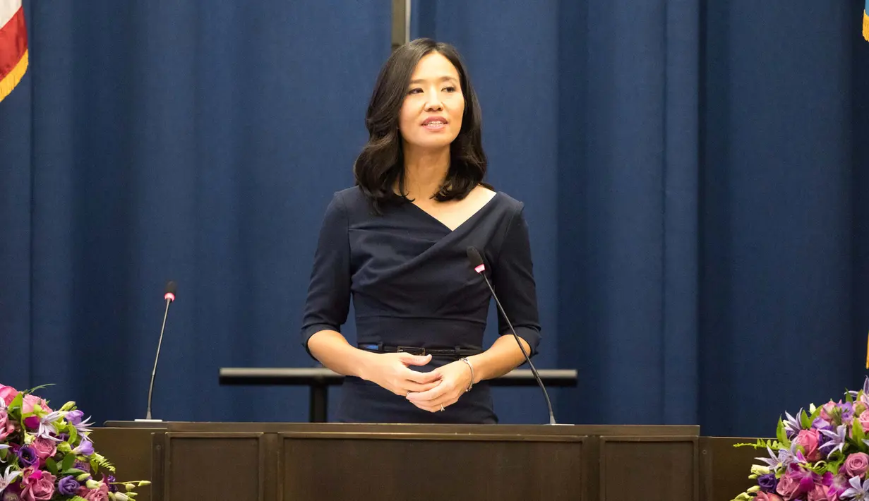 Wali Kota Boston Michelle Wu memberikan sambutan setelah dilantik di Balai Kota Boston, Massachusetts, Selasa (16/11/2021). Michelle Wu juga merupakan orang kulit berwarna pertama sepanjang sejarah, yang berhasil terpilih dalam Pemilihan Wali Kota Boston. (Scott Eisen/Getty Images/AFP)