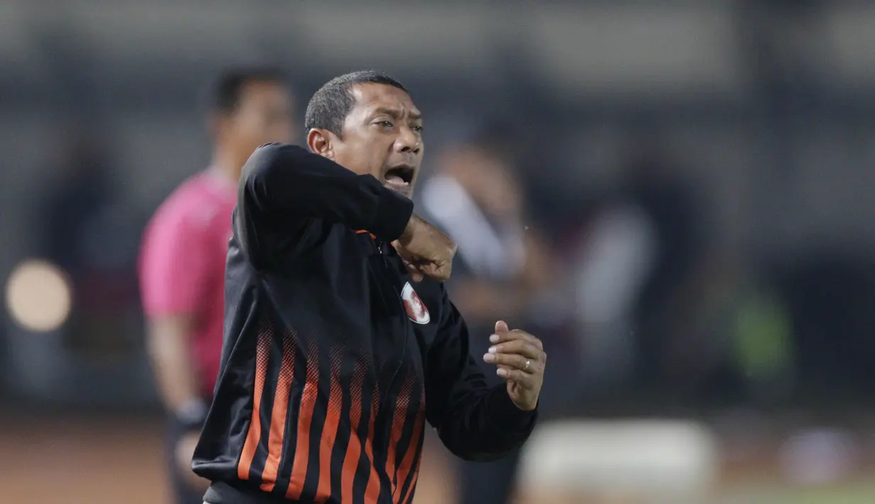 Pelatih Perseru Serui, I Putu Gede, saat pertandingan melawan Tira Kabo pada laga Piala Presiden 2019 di Stadion Si Jalak Harupat, Jawa Barat, Kamis (7/3). (Bola.com/M Iqbal Ichsan)