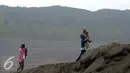 Warga suku Tengger mendaki Gunung Bromo untuk melaksanakan upacara Kasada, Probolinggo, Kamis (21/6). Meski Gunung Bromo mengalami erupsi, tidak menyurutkan niat warga untuk melempar sesaji ke kawah Bromo. (Liputan6.com/Helmi Fithriansyah)
