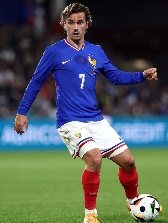 Di kancah internasional, Griezmann bersama timnas Prancis berhasil merengkuh Piala Dunia 2018. Tampak dalam foto, Antoine Griezmann mengontrol bola saat pertandingan sepak bola persahabatan internasional antara Prancis dan Luksemburg di Stadion Saint-Symphorien di Longeville-les-Metz, Prancis timur, pada 5 Juni 2024. (FRANCK FIFE/AFP)