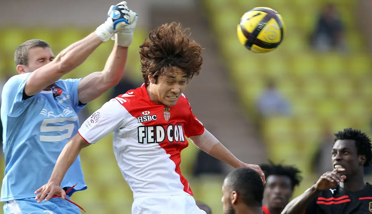 Park Chu Young. Striker Korea Selatan berusia 36 tahun yang kini memperkuat Ulsan Hundai sejak Januari 2022 ini pernah bermain di 3 liga top Eropa, yaitu Prancis, Inggris dan Spanyol. Di Liga Prancis ia memperkuat AS Monaco selama 3 musim pada 2008/2009 hingga 2010/2011 dan total tampil dalam 103 laga dengan torehan 26 gol. Di Liga Inggris ia memperkuat Arsenal selama 1,5 musim pada 2011/2012 dan 2013/2014 serta Watford selama setengah musim pada 2013/2014. Bersama keduanya ia total tampil dalam 9 laga dengan torehan 1 gol. Di Liga Spanyol ia memperkuat Celta Vigo selama 1 musim pada 2012/2013 dan total tampil dalam 26 laga dengan torehan 4 gol. (AFP/Valery Hache)