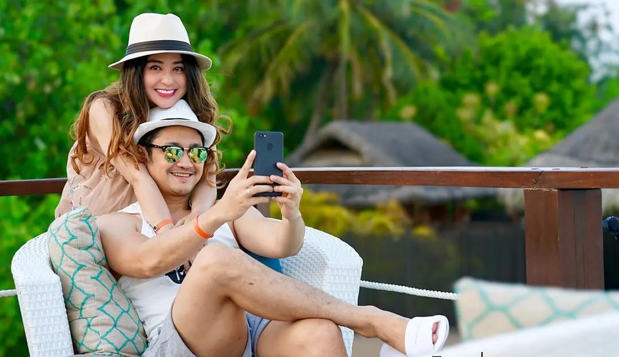 Dewi Perssik dan Angga Wijaya