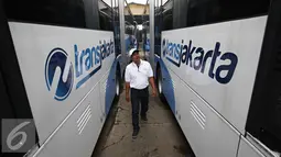 Petugas memeriksa kondisi bus gandeng yang siap dioperasikan di Pul PT Mayasari Bakti, Klender, Jakarta Timur, Selasa (26/4). PT Mayasari Bakti mendukung PT Transjakarta dalam mengelola transportasi umum di ibukota.( Liputan6.com/Immanuel Antonius)