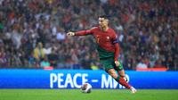 Saat ini, CR7, sebutan untuk Cristiano Ronaldo, juga menjadi pesepak bola dengan rekor penampilan terbanyak membela Timnas, yakni dengan 202 penampilan. Dua rekor yang masih bisa diperbaharui, karena CR7 belum juga menyatakan pensiun sebagai pemain. (AP Photo/Luis Vieira)
