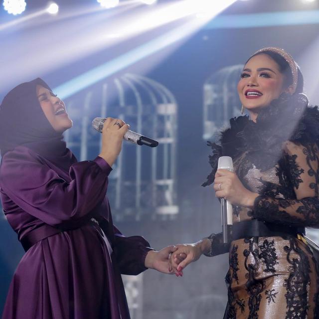 7 Potret Krisdayanti di Konser Bahhagia Anniversary Pertama Atta Aurel, Memesona