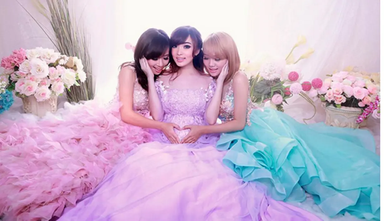 Selain bersama suami, yang menarik dari beberapa foto kehamilannya yang diunggah, ia bergaya bersama dengan para personel Cherrybelle. (Intagram/margareth_angelina)