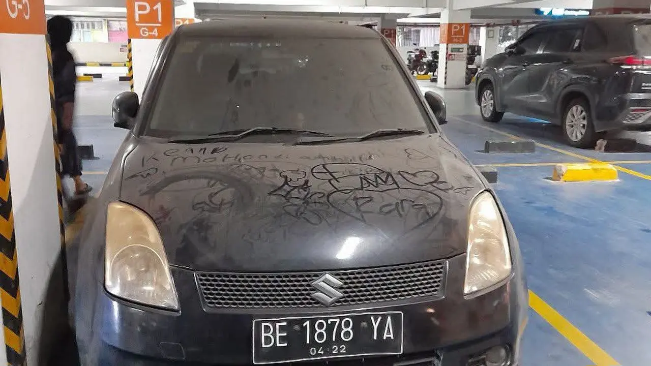 Sebuah mobil yang terparkir selama bertahun-tahun di area Bandara Radin Inten II, Lampung.