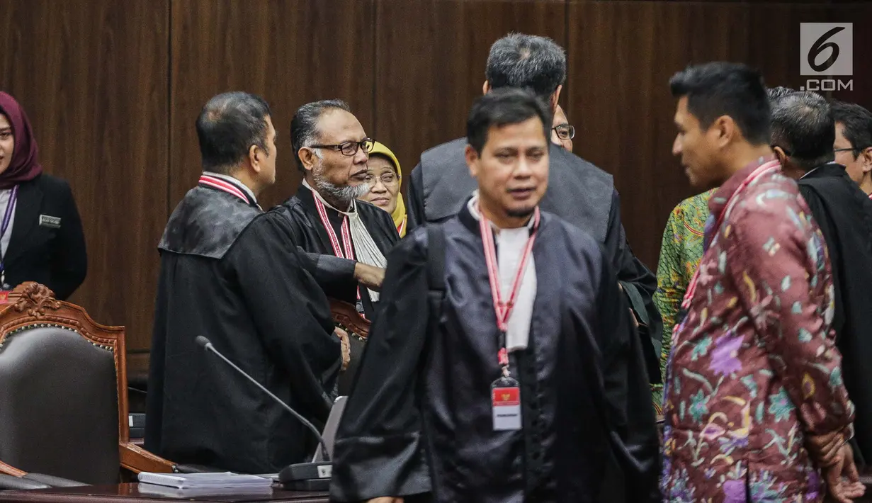 Ketua Tim Hukum Prabowo-Sandiaga, Bambang Widjojanto berunding usai hakim menskors sidang putusan hasil sengketa pilpres 2019 di Gedung Mahkamah Konstitusi (MK), Jakarta, Kamis (27/6/2019). Hakim Ketua Anwar Usman menskors sidang selama satu jam untuk istirahat dan salat. (Liputan6.com/FaizalFanani)