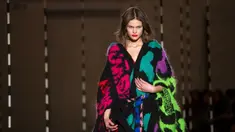 Seorang model mempersembahkan kreasi desainer Estonia Kristel Kuslapuu pada festival mode Fashion Infection di Vilnius, Lithuania, Jumat (16/10/2020). Fashion Infection merupakan festival mode tahunan paling terkemuka di Lithuania. (AP Photo/Mindaugas Kulbis)
