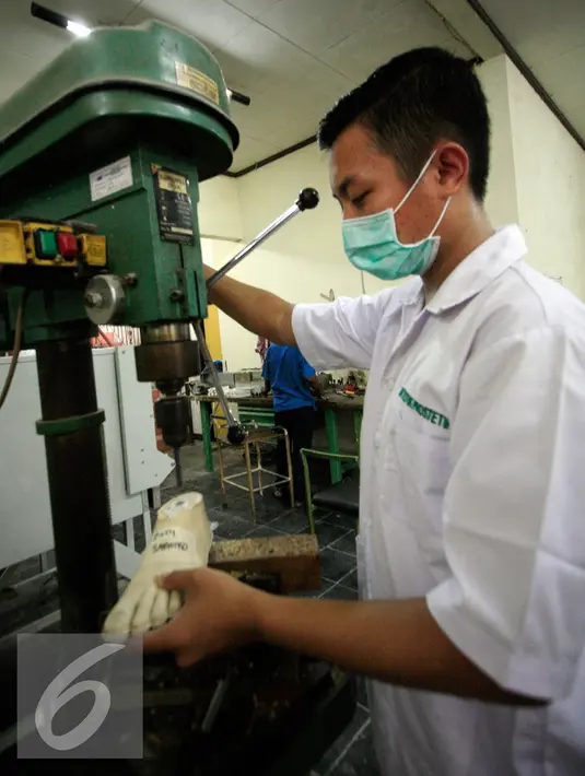 Seorang teknisi sedang  mengebor telapak kaki palsu  di Pusat Rehabilitasi YAKKUM yogyakarta, (18/2). Pusat Rehabilitasi YAKKUM memproduksi alat bantu berupa kaki palsu untuk penyandang difabel. (Liputan6.com/Boy Harjanto)