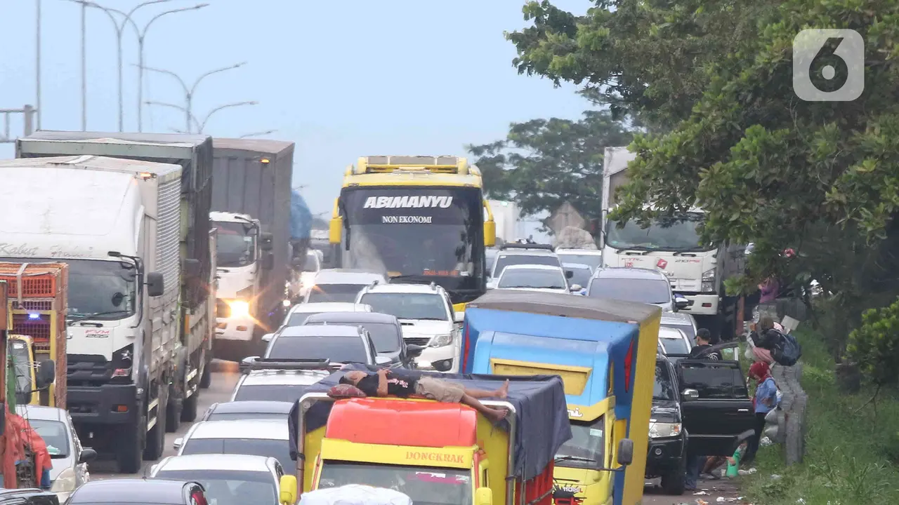 Beristirahat di Pinggir Jalan Tol