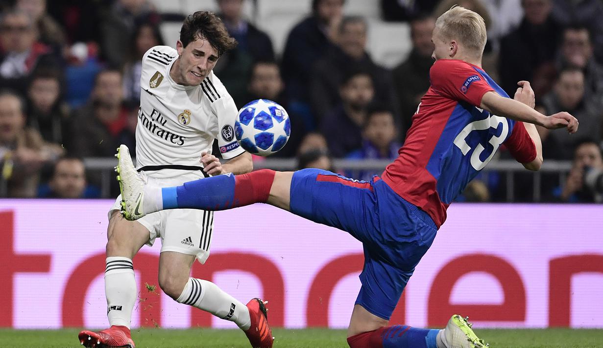 Bek Real Madrid, Alvaro Odriozola, mengirim umpan saat melawan CSKA Moskow  pada laga Liga Champions di Stadion Santiago Bernabeu, Madrid, Rabu (12/12). Madrid kalah 0-3 dari CSKA. (AFP/Javier Soriano)