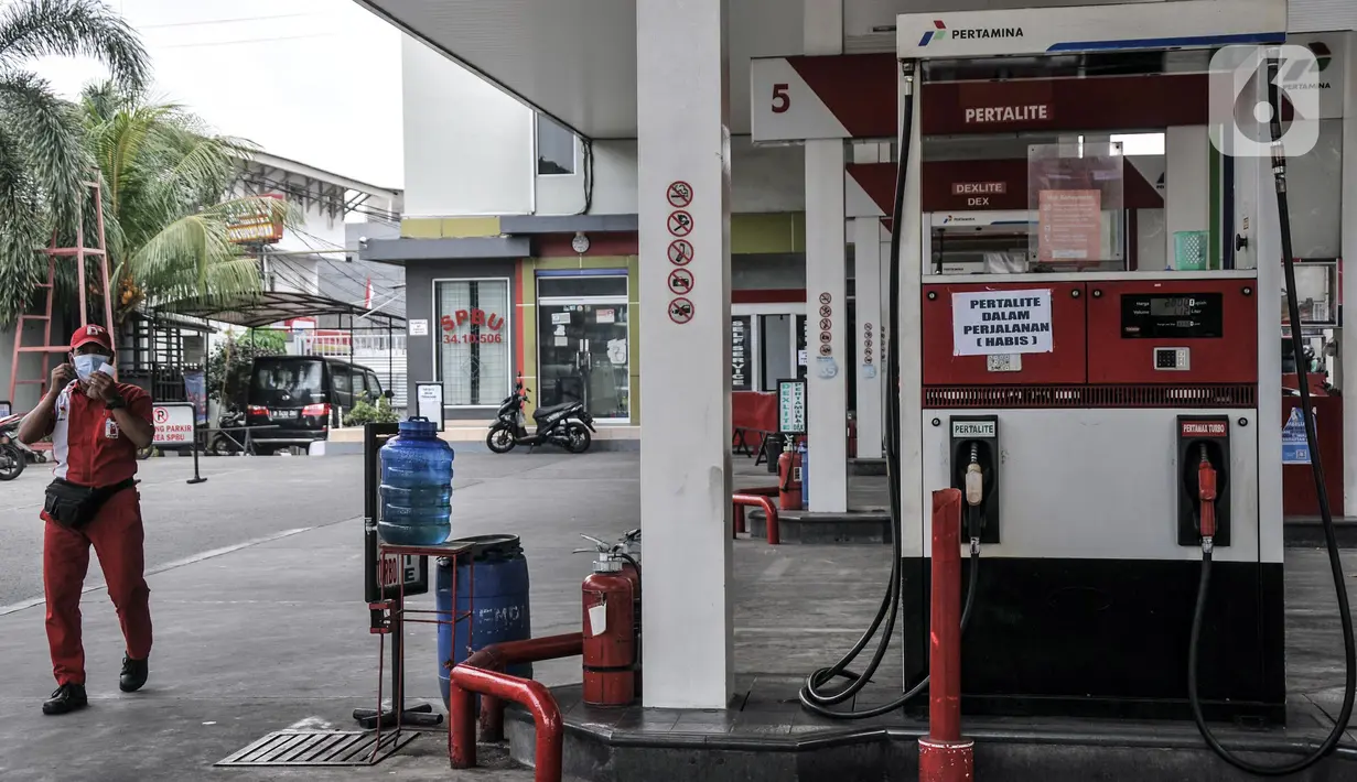 Petugas berjalan dekat kertas bertuliskan "Pertalite Dalam Perjalanan (Habis)" yang terpampang di salah satu SPBU kawasan Galur, Johar Baru, Jakarta Pusat, Kamis (11/8/2022). Sejumlah SPBU di Jakarta mengalami kekosongan stok BBM bersubsidi jenis pertalite dalam beberapa hari terakhir. (merdeka.com/Iqbal S. Nugroho)