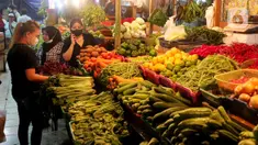 Aktivitas pedagang di pasar Senen, Jakarta, Jumat (23/12/2022). Penjabat (Pj) Gubernur DKI Jakarta, Heru Budi Hartono menjelaskan, menghadapi Natal 2022 dan Tahun Baru 2023, Pemprov DKI Jakarta terus meningkatkan sinergi untuk menjaga ketahanan pangan. Dia pun memastikan bahwa pasokan kebutuhan pangan yang berkualitas untuk masyarakat Jakarta dalam kondisi stabil, serta harga pangan tetap terjaga dan terjangkau oleh masyarakat Jakarta. (Liputan6.com/Angga Yuniar)