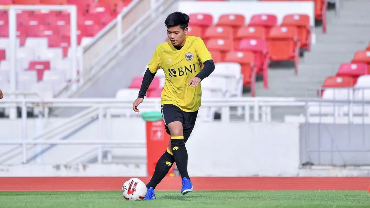 Syabda Perkasa Belawa Main Sepak Bola