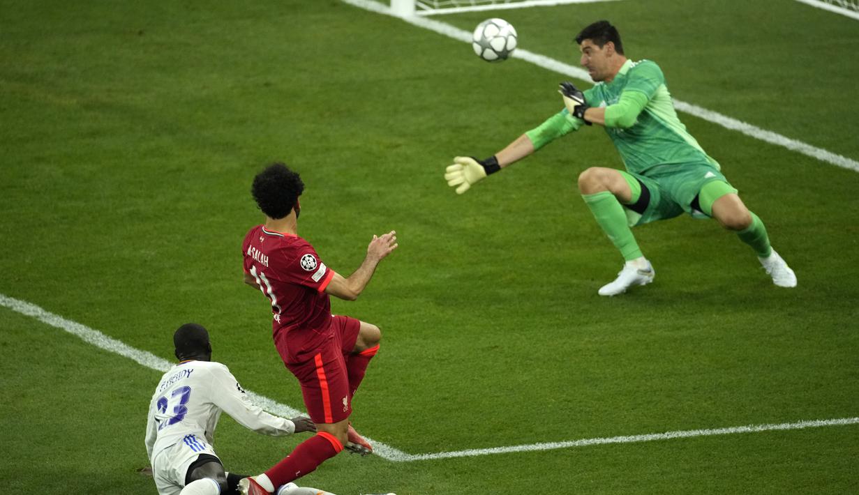 Namun penampilan apik Thibaut Courtois di bawah mistar gawang benar-benar membuat Mohamed Salah dan kawan-kawan kesulitan menjebol gawang Real Madrid. (AP/Christophe Ena)