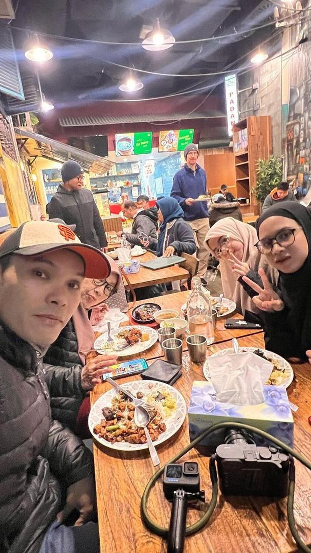Tak hanya itu, Ben bersama keluarga juga terlihat makan bersama di salah satu restoran.
